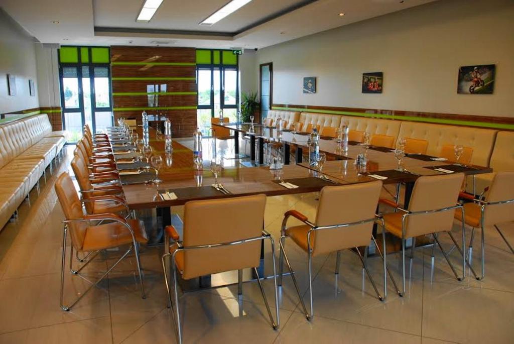 Reštaurácia alebo iné gastronomické zariadenie v ubytovaní Gokart Hotel