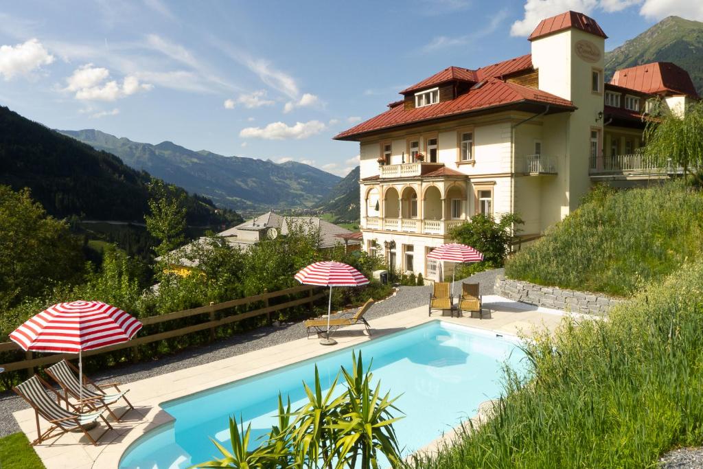 Nespecifikovaný výhled na hory nebo výhled na hory při pohledu z hotelu