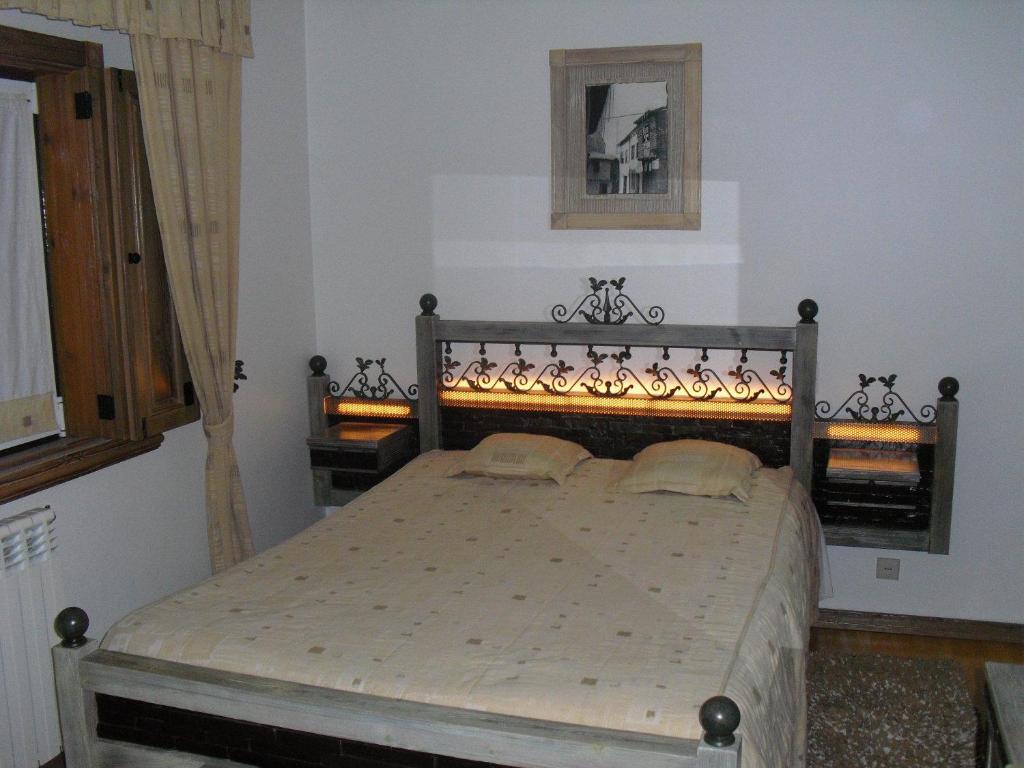 een slaapkamer met een groot bed in een kamer bij Descanso Serrano in Manteigas