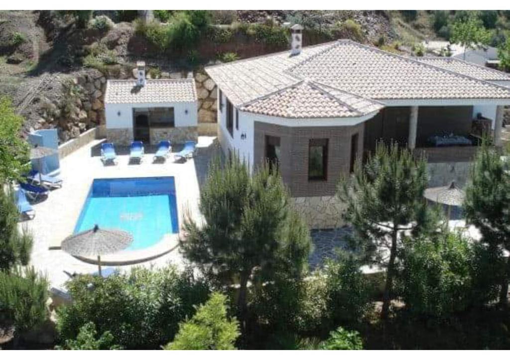 una vista aérea de una casa con piscina en Villa ensueno, en Sayalonga