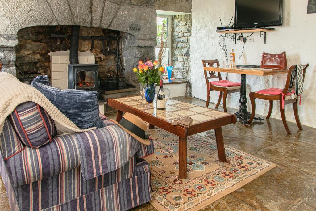 Posezení v ubytování 1844 Seascape Cottage Is located on the Wild Atlantic Way