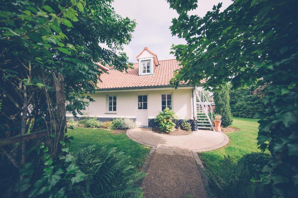 une maison blanche avec un toit rouge dans l'établissement Fermette les Ormes, 8 personnes, Merlimont village, à Merlimont