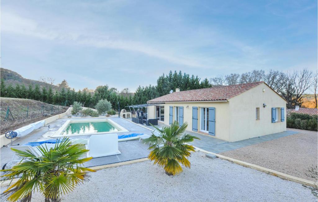 une maison avec une piscine devant une maison dans l'établissement Nice Home In Salernes, à Salernes