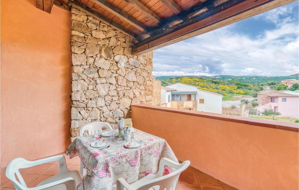 a table and chairs on a balcony with a view at Trilo Sup in Trinità d'Agultu e Vignola