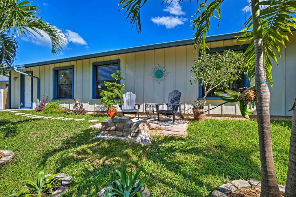 una casa con palmeras en el patio en Tropical Cottage with Patio, Gas Grill and Fire Pit!, en Jupiter