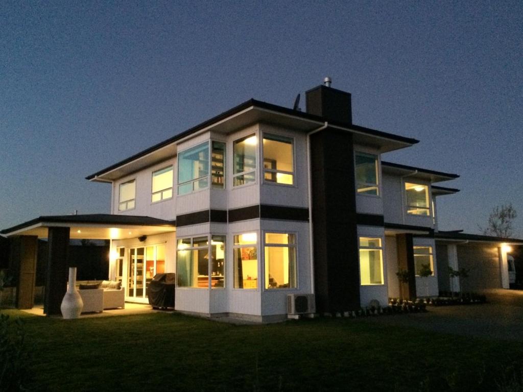 duży dom w nocy z włączonymi światłami w obiekcie Punawai Homestay w mieście Taupo