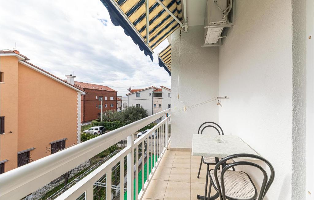 卡斯泰拉的住宿－Amazing Apartment In Kastel Stafilic With Kitchen，阳台配有2把椅子和桌子