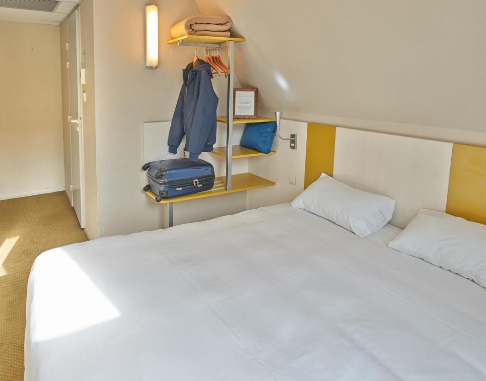Postel nebo postele na pokoji v ubytování Hôtel REVOTEL Nancy Centre Gare et Congrès