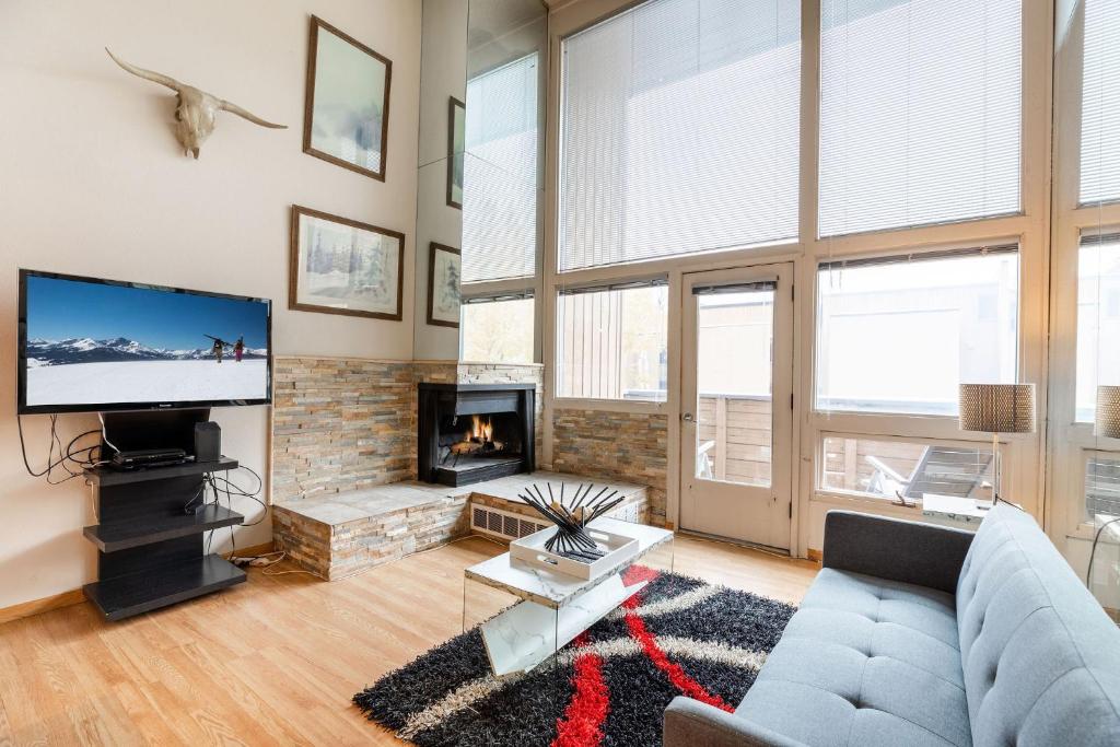 TV a/nebo společenská místnost v ubytování Homestake Condos by Vail Realty