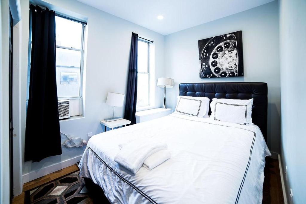 Кровать или кровати в номере NEWLY RENOVATED HEART OF LOWER EAST SIDE 2BR 1BA, 5 MIN WALK TO SOHO, 1 BLOCK TO WHOLE FOODS, WASHER DRYER!