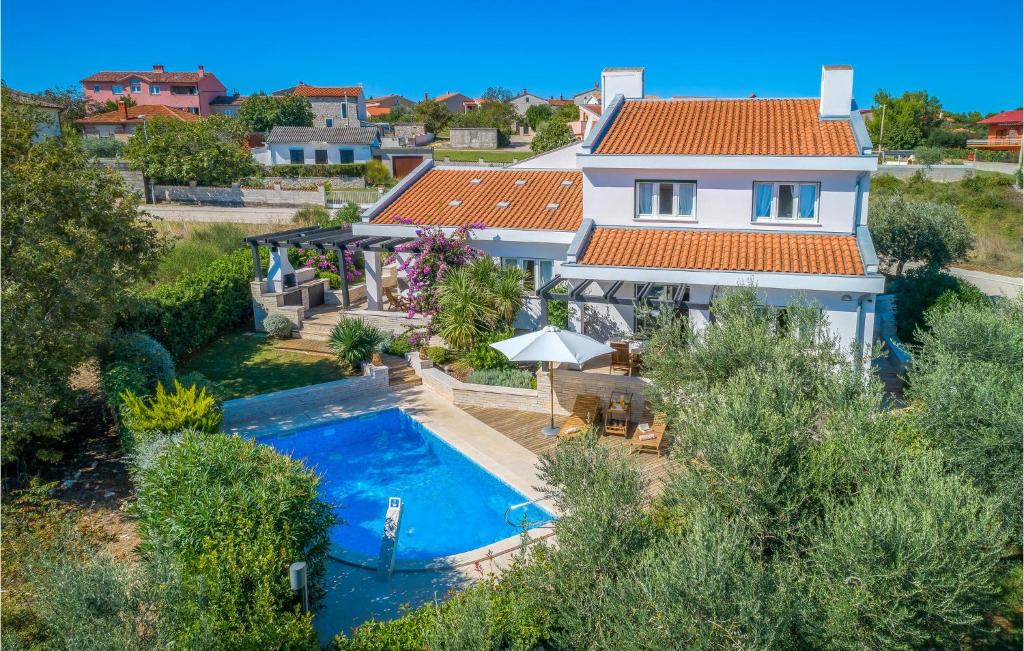 an aerial view of a house with a swimming pool at Nice Home In Liznjan With 4 Bedrooms, Wifi And Outdoor Swimming Pool in Ližnjan