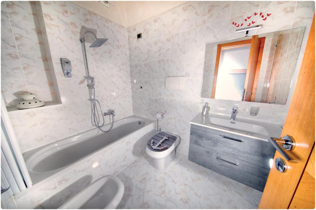 A bathroom at Suite Gaia