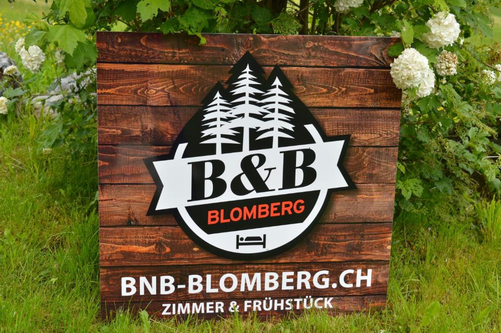 エーベナットにあるBnB-Blombergの木壁の吹き抜けの看板