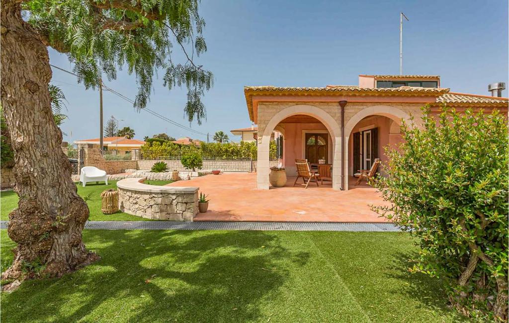 ein Haus mit einem Hof mit einer Terrasse in der Unterkunft Lovely Home In Marina Di Modica in Marina di Modica
