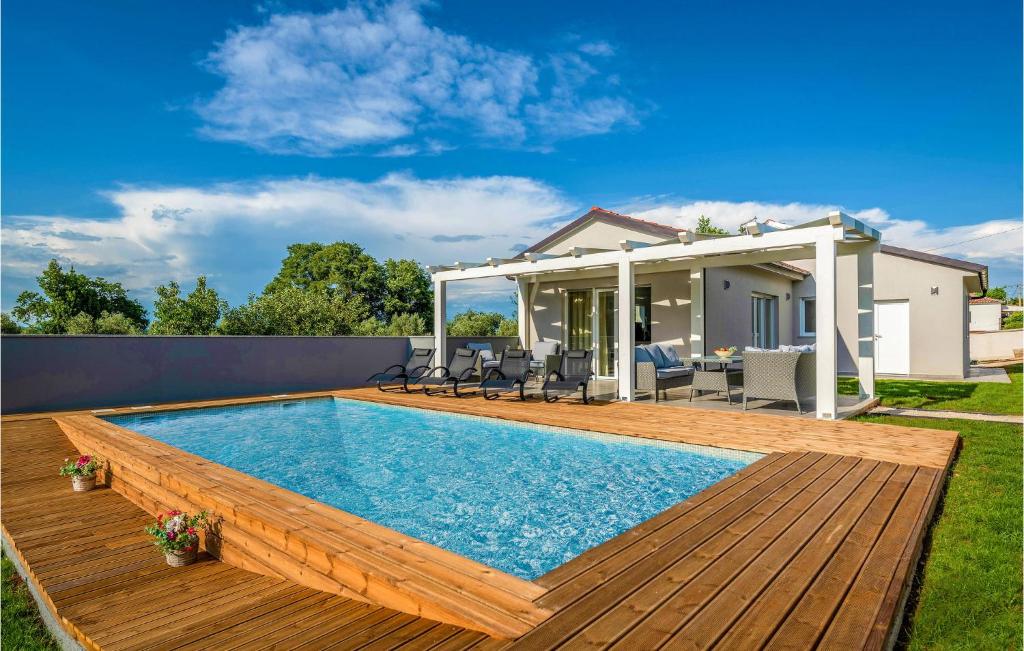 uma piscina com um deque de madeira e uma casa em Nice Home In Barban With Private Swimming Pool, Can Be Inside Or Outside em Barban