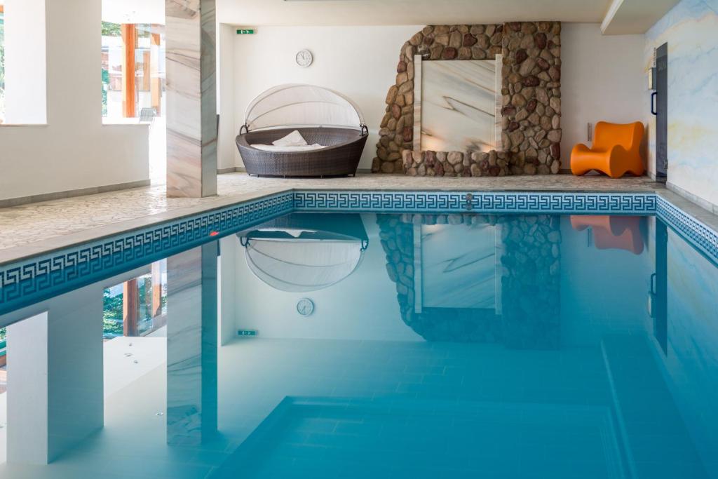 una piscina in una casa con piscina di Hotel Berghof a Ramsau am Dachstein