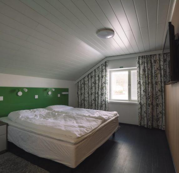 - une chambre avec un lit dans une pièce dotée d'une fenêtre dans l'établissement Bed and Breakfast Artjärvi, à Artjärvi