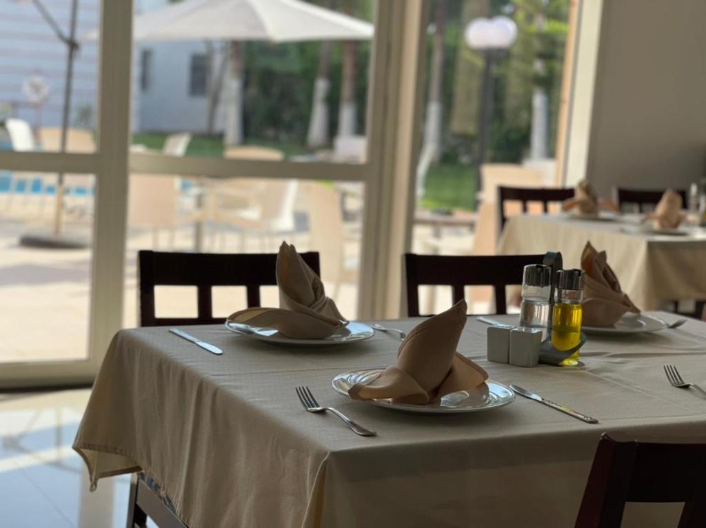 een tafel met borden en servetten bovenop bij Relax Hotel Kenitra in Kenitra
