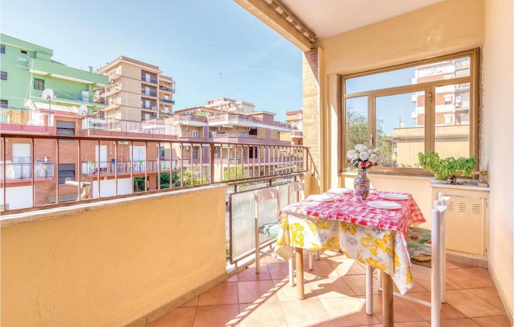 ラディスポリにあるAmazing Apartment In Ladispoli rm With 1 Bedrooms And Wifiの市街の景色を望むバルコニー(テーブル付)