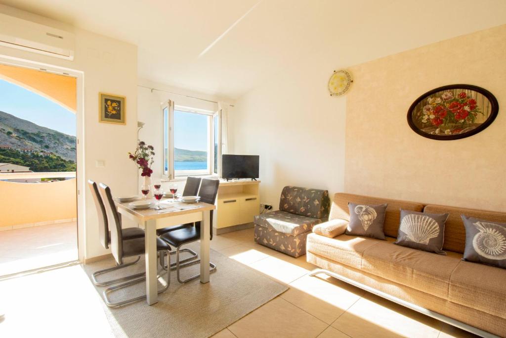 Telewizja i/lub zestaw kina domowego w obiekcie Durdica beautiful garden with fantastic sea and mountain views