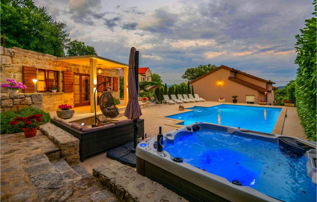 una piscina en el patio trasero de una casa en 6 Bedroom Nice Home In Krivodol, en Krivodol