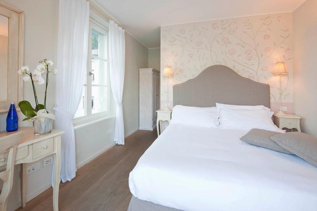 Łóżko lub łóżka w pokoju w obiekcie Hotel Villa Aurora