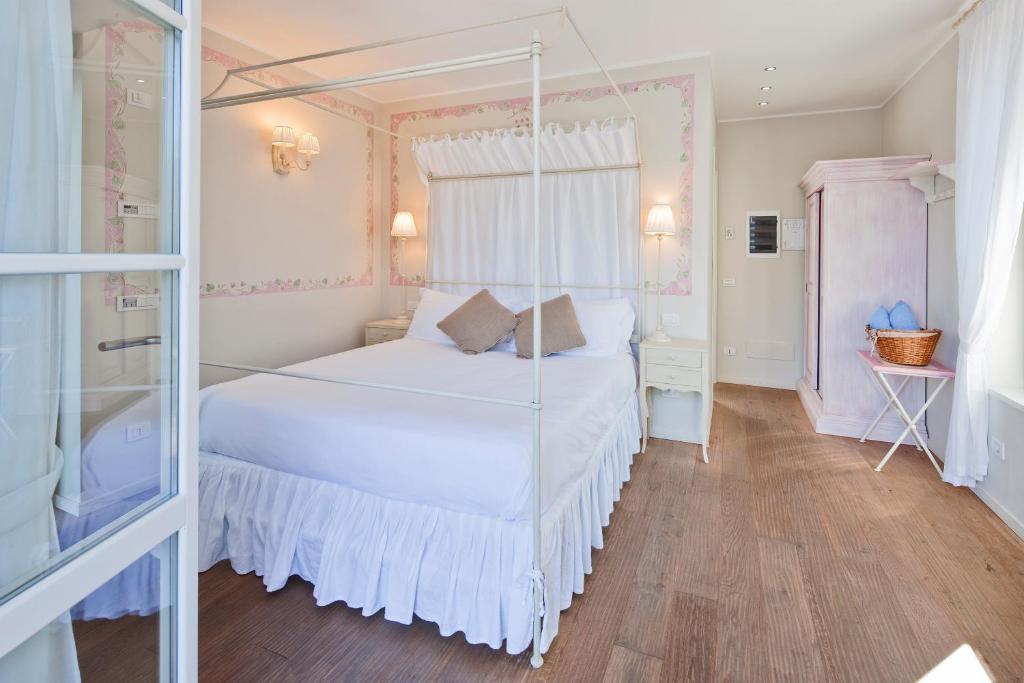 Łóżko lub łóżka w pokoju w obiekcie Hotel Villa Aurora