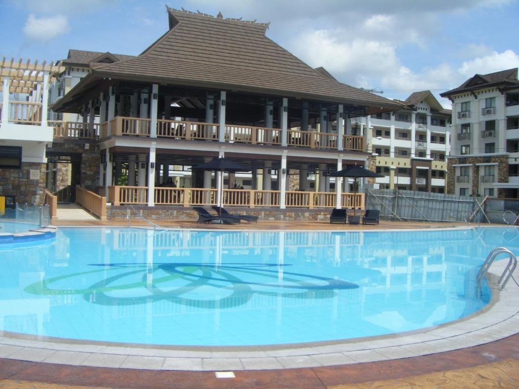 una gran piscina frente a un gran edificio en The Oasis Davao Condotel, en Davao City