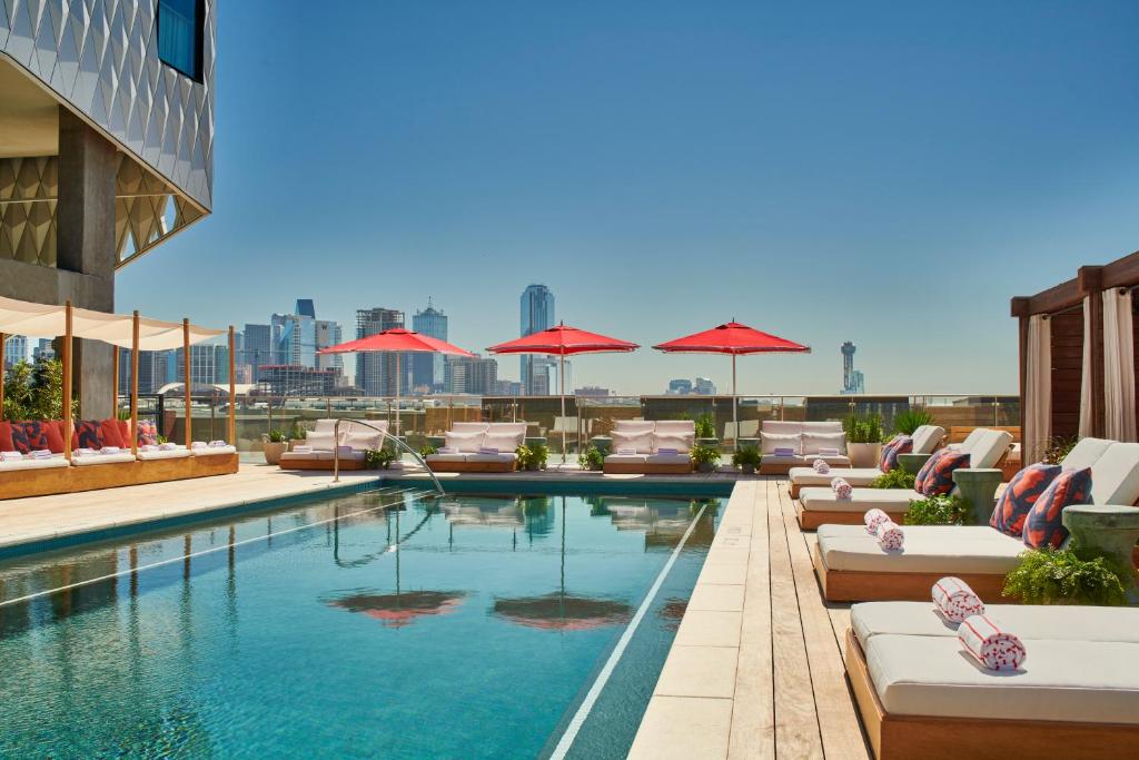 בריכת השחייה שנמצאת ב-Virgin Hotels Dallas או באזור
