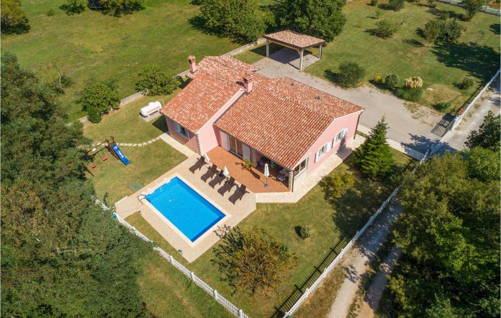 an aerial view of a house with a swimming pool at Nice Home In Vinez With 3 Bedrooms, Wifi And Outdoor Swimming Pool in Vinež