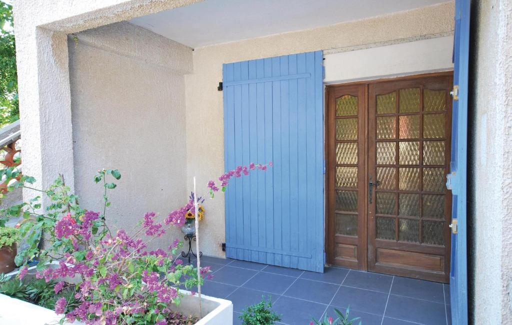 uma porta azul de uma casa com flores em Amazing Apartment In Six Fours Les Plages With 2 Bedrooms And Wifi em Six-Fours-les-Plages