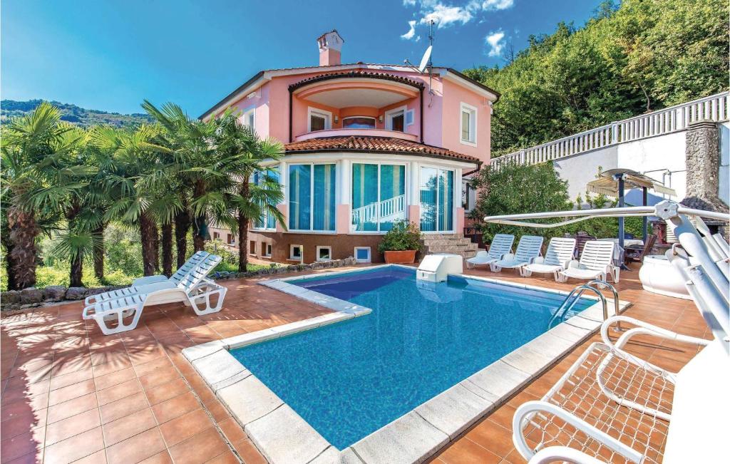 Bazén v ubytování 5 Bedroom Gorgeous Home In Opatija nebo v jeho okolí