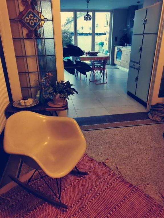 Posezení v ubytování karaktervolle woning met zwembad te Ronse