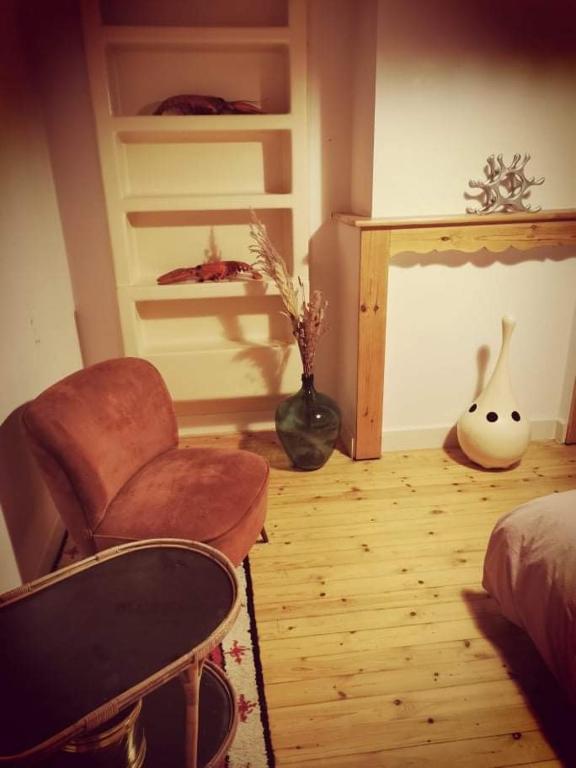 Posezení v ubytování karaktervolle woning met zwembad te Ronse