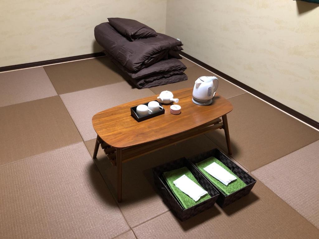 Hiroma - Vacation STAY 18696v في غوتو: غرفة معيشة مع طاولة قهوة وأريكة