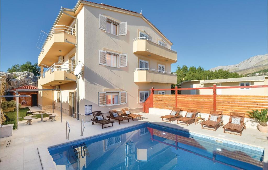 Majoituspaikassa Awesome Home In Podstrana With 8 Bedrooms, Outdoor Swimming Pool And Jacuzzi tai sen lähellä sijaitseva uima-allas