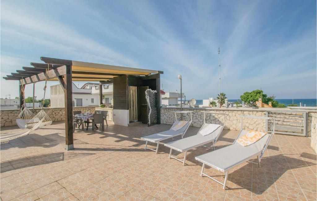 un patio con 2 sillas y un cenador en Awesome Apartment In Bari With Wifi en Bari