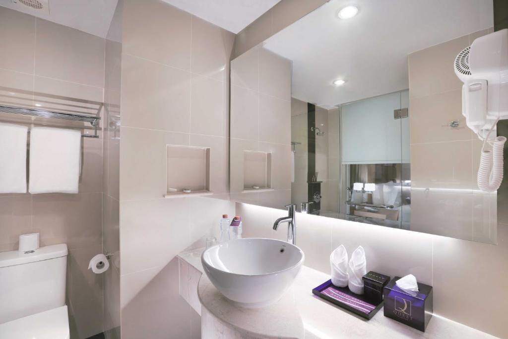 Bagno di Quest Hotel Darmo - Surabaya by ASTON