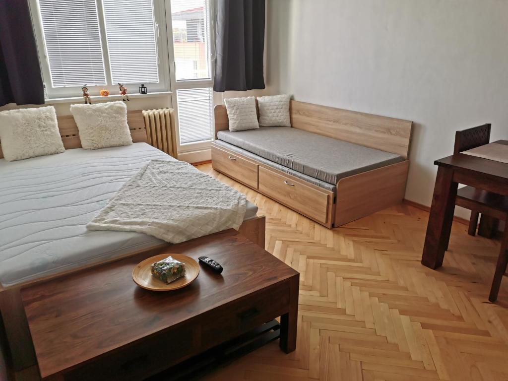 Postel nebo postele na pokoji v ubytování Slaný - byt 1+1