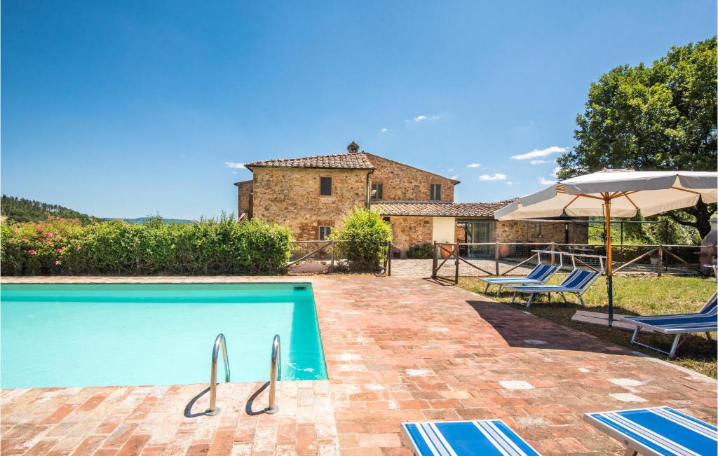 een zwembad voor een huis bij 4 Bedroom Nice Home In Belforte - Radicondoli in Anqua