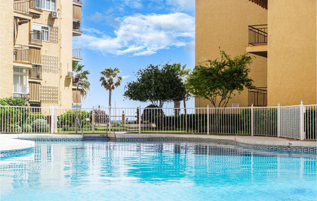 uma piscina no meio de dois edifícios em Amazing Apartment In Mlaga With Wifi em Rincón de la Victoria