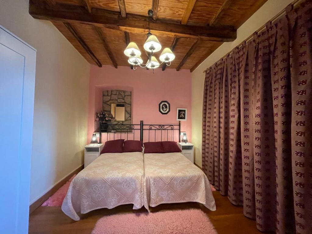 Łóżko lub łóżka w pokoju w obiekcie La Ermita De Prin