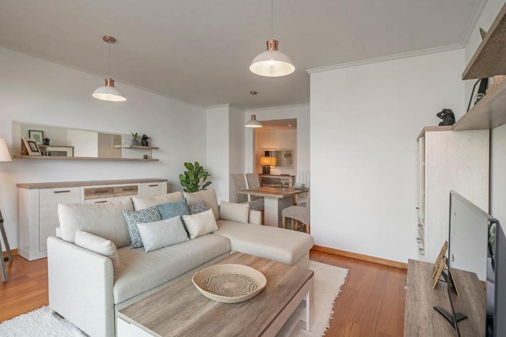 Una sala de estar con un sofá blanco y una mesa. en Piornais Residence I by An Island Apart, en Funchal