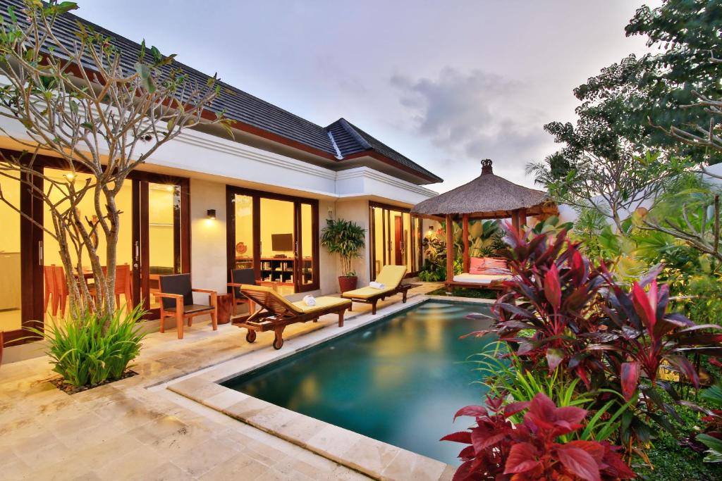 uma imagem de uma villa com piscina em Villa Anandani em Ubud