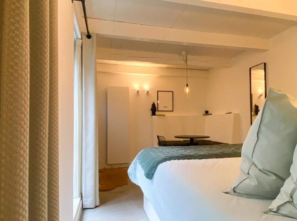 - une chambre avec un lit et une table dans l'établissement B&B 't Gasthuysje, à Dokkum