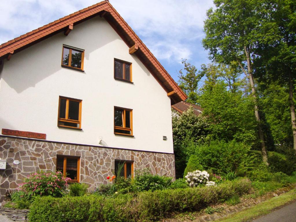 Casa blanca con ventanas marrones en una calle en Michels Nest, en Stromberg