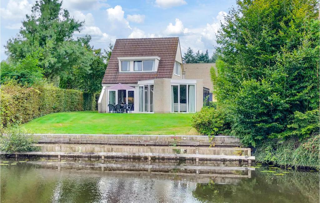 een huis naast een waterlichaam bij Beautiful Home In Vlagtwedde With House Sea View in Vlagtwedde