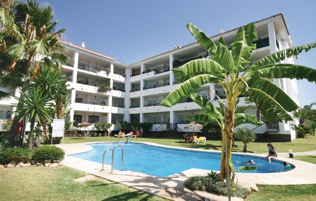 ラ・カラ・デ・ミハスにあるBeautiful Apartment In Calahonda With 2 Bedrooms, Wifi And Outdoor Swimming Poolの建物の前にスイミングプールがあるホテル