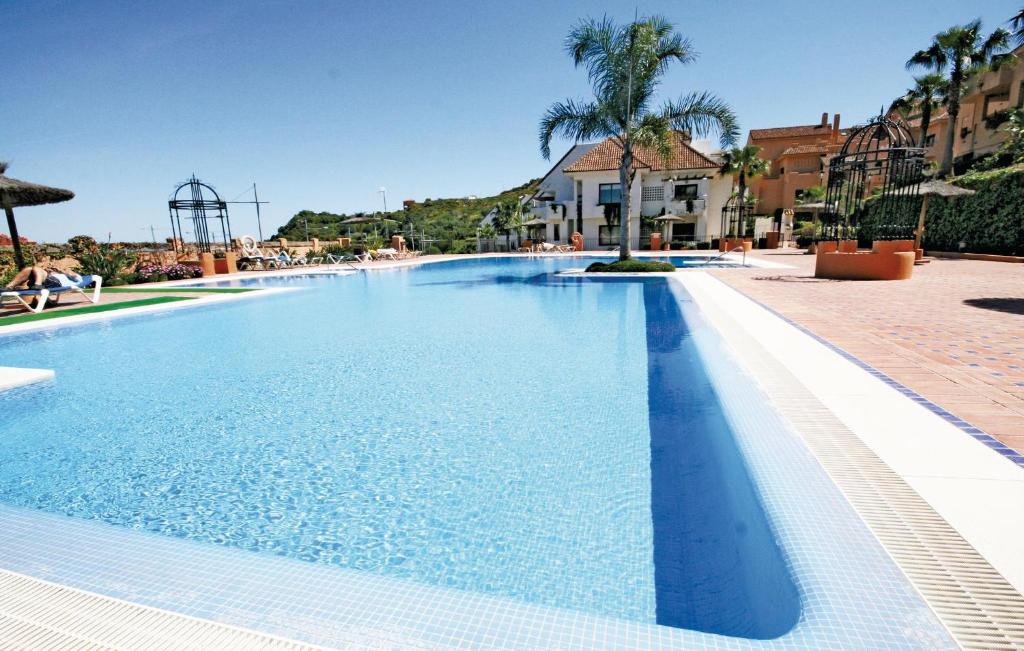 una grande piscina con acqua blu in un resort di Awesome Apartment In Duquesa With House Sea View a Castillo de Sabinillas