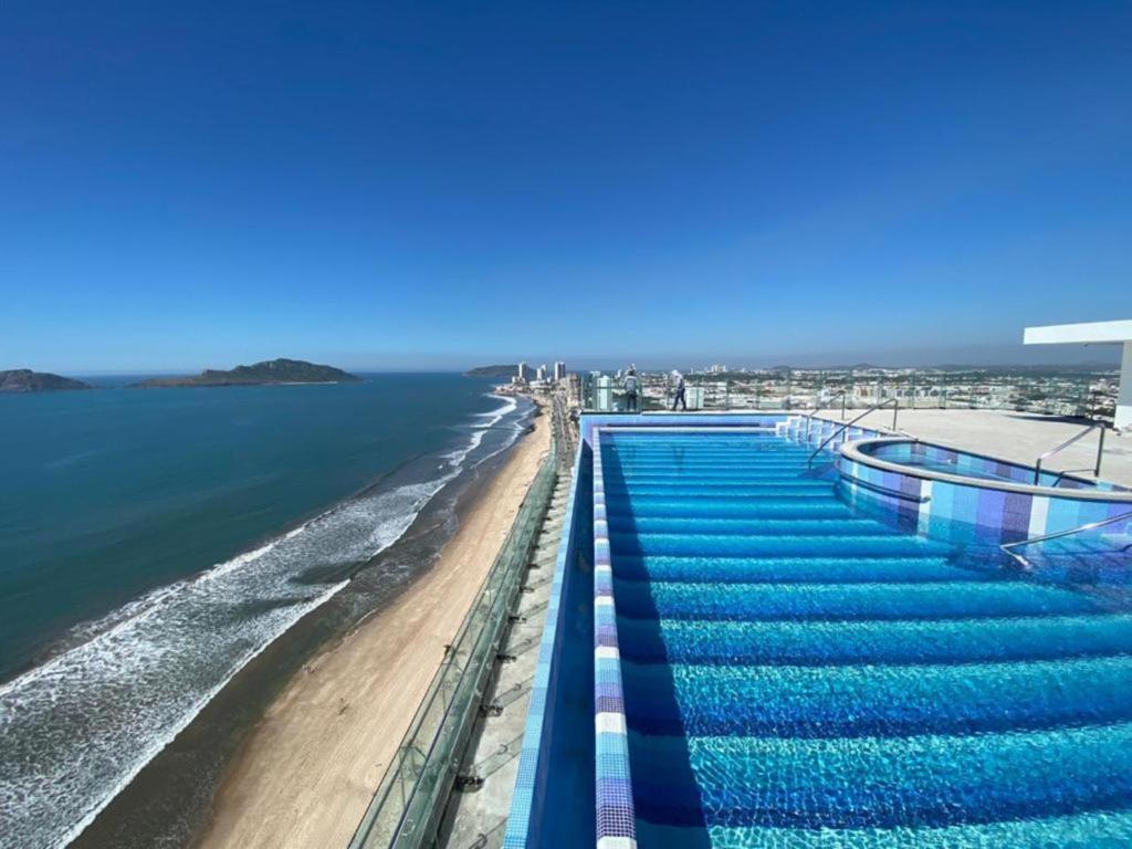 an overhead view of a large swimming pool on a beach at Departamento en el malecón, Torre Central 102 in Mazatlán